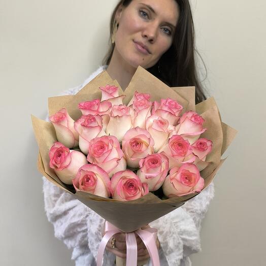 Букет 19 роз Джумилия