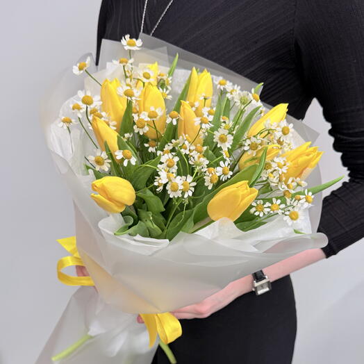 Желтые тюльпаны с ромашками