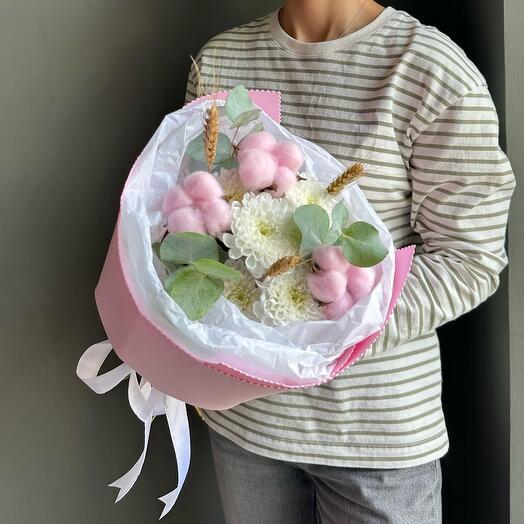 Милый букетик с кустовой хризантемой и хлопком