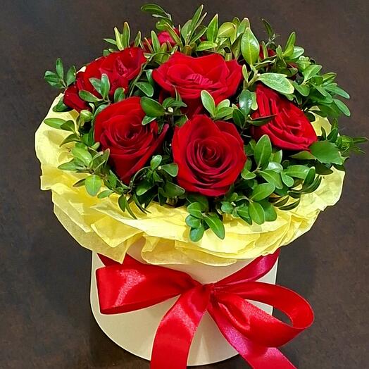 Красные розы RED NAOMI в шляпной коробке