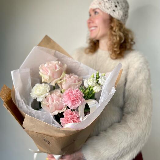 Букет с розами, лизиантусом и диантусами