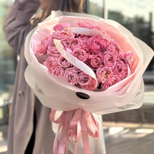 Роскошный букет пионовидных роз Juliete