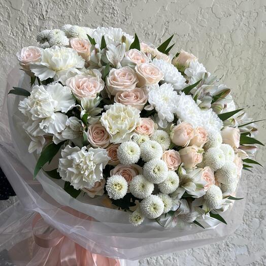 Большой пышный букет в нежных тонах из кустовых роз Софи, альстромерий, диантусов и хризантем Ньютон