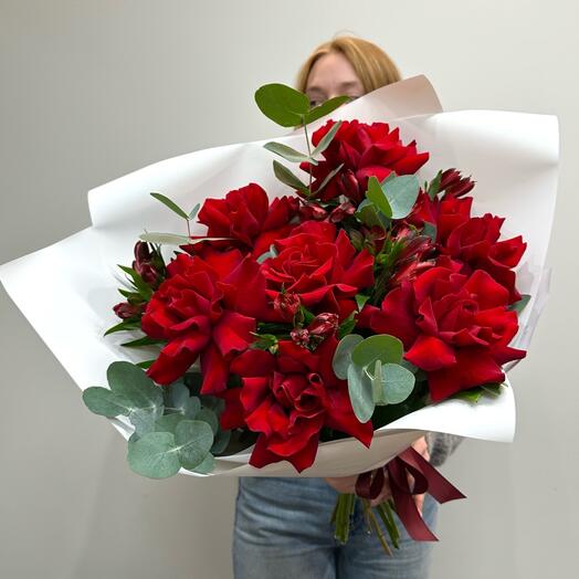 Букет из алых французских роз, альстромерии и эвкалипта