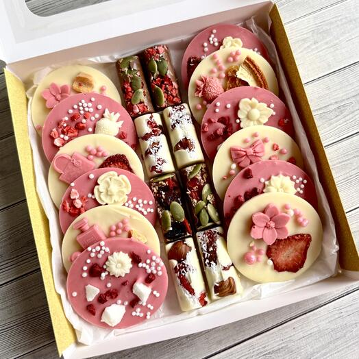 Подарок для любимой, белый, малиновый и молочный шоколад