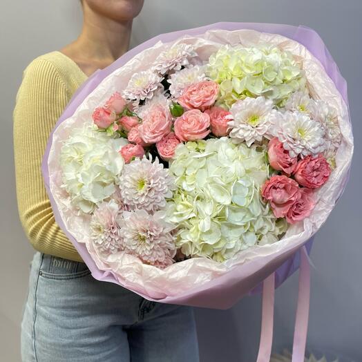 «Моей любимой» Пышный букет с гортензиями, кустовыми розами и хризантемами