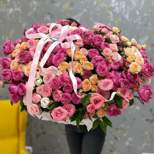 Корзина «Бархатное сердце 💌» из кустовой пионовидной розы