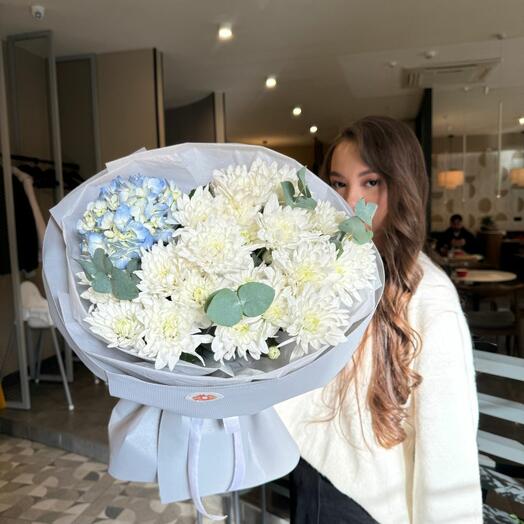 Букет из кустовой хризантемы и гортензии