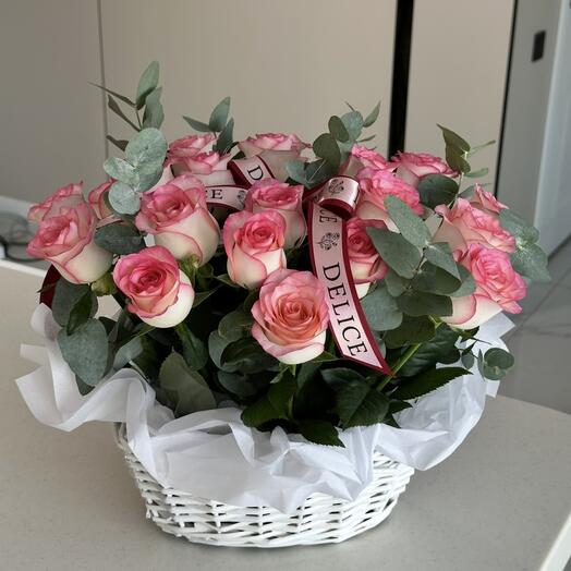 Розы Jumilia в корзине