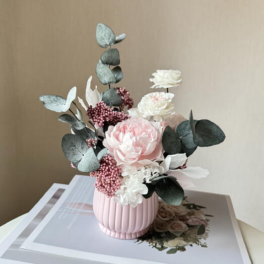 Композиция из нежных розово-сиреневых стабилизированных цветов