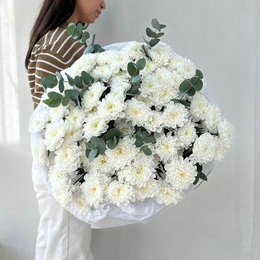 Букет "15 хризантем с эвкалиптом"