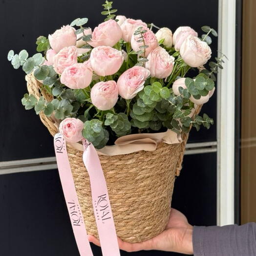 Корзиночка роз и зелени эвкалипта