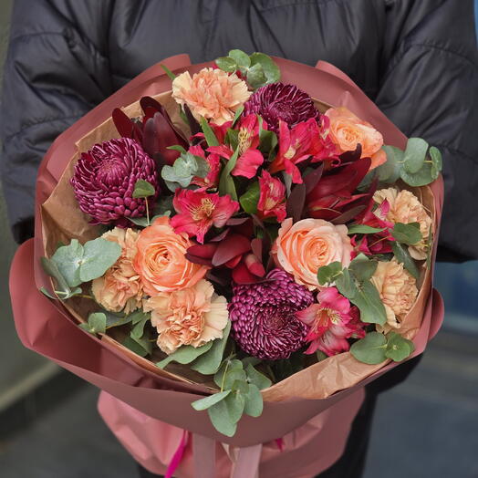 Букет хризантем и пионовидных роз