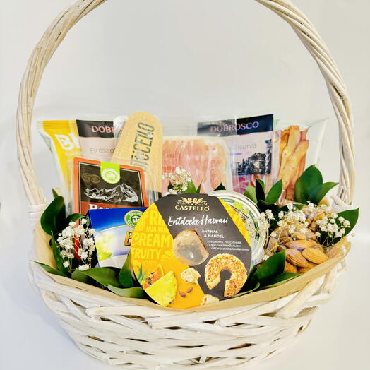 Подарочная корзина "Четыре сыра" с орехами и мясными нарезками