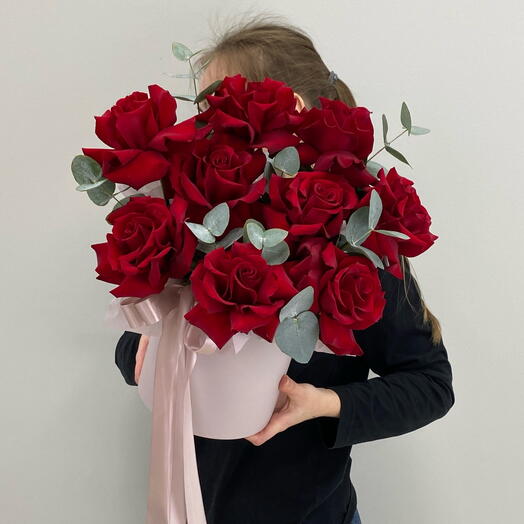 «Красный бархат» Французские розы в коробке сорта Эксплорер с эвкалиптом