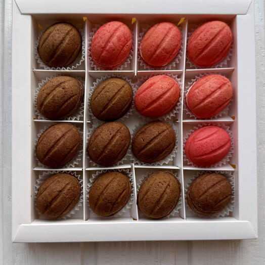 Набор пирожных орешки