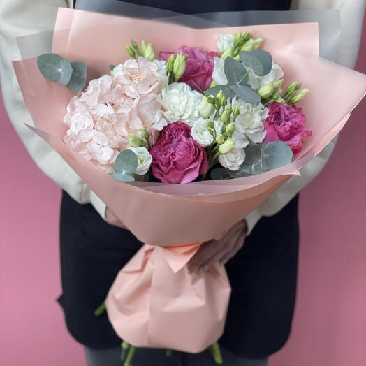 Букет с гортензией, пионовидными розами и эвкалиптом