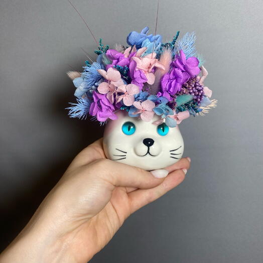 Композиция "Котик" Из сухоцветов и стабилизированных растений в фиолетовых тонах