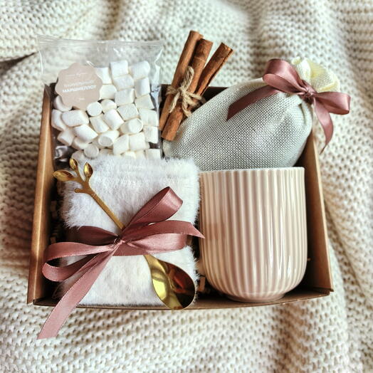 Подарочный набор для мамы, коллеги, подруги с носочками, кружкой и маршмеллоу