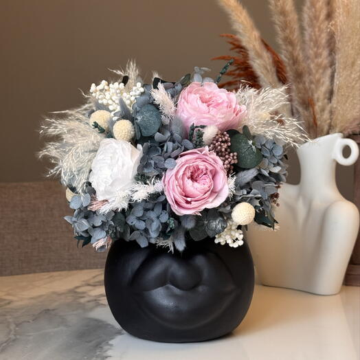 Интерьерная композиция в эффектном кашпо с живыми стабилизированными пионовидными розами