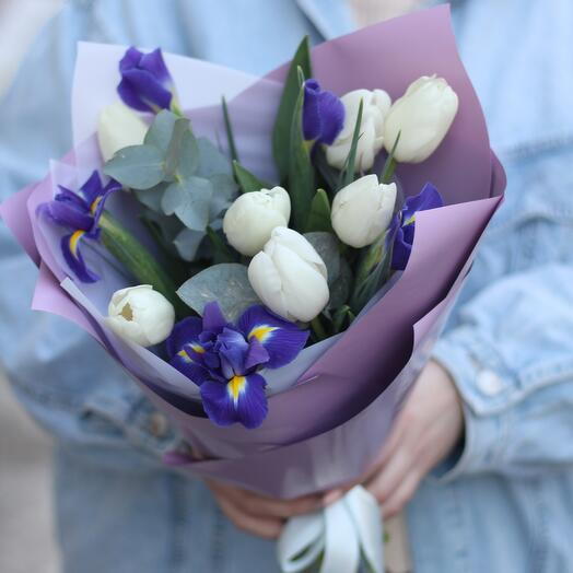 Букет из белых тюльпанов и ирисов