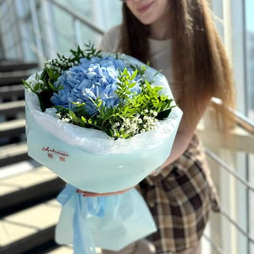 Воздушный букет с голубой гортензией и гипсофилой, 206