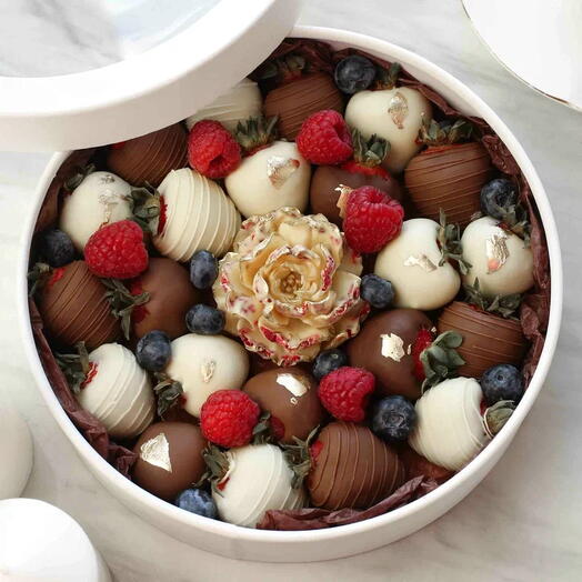 Набор из клубники в шоколаде "Цветочная фантазия"
