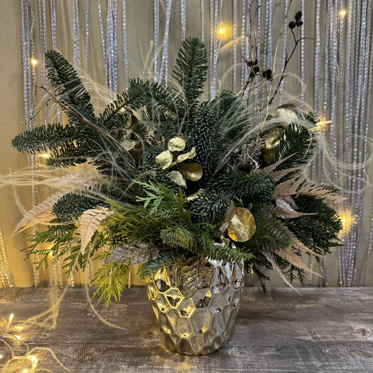 Композиция на стол  в золотой керамической вазе новогодняя