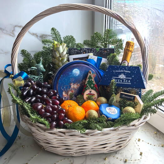 Корзина подарочная с фруктами ананас сыр