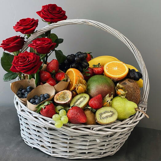 Корзина с фруктами и красными розами