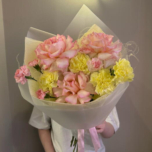 Воздушный Яркий Букет для Мамы с Французскими розами и диантусами