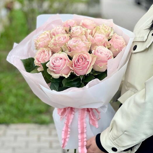 Моно букет из розовых розочек