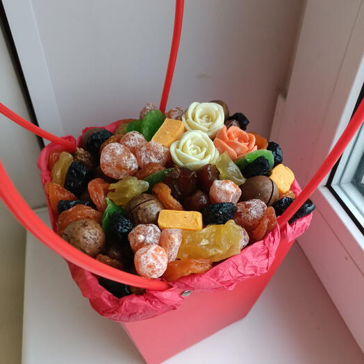 Сумочка с сухофруктами и шоколадными розами подарок маме на день рождения