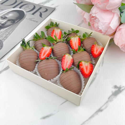 Strawberries in chocolate "Milk +"