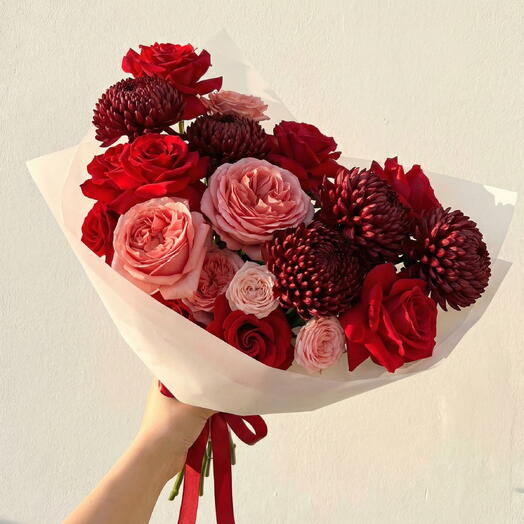 Авторский букет Рубиновая гармония — розы, пионовидные розы и хризантемы