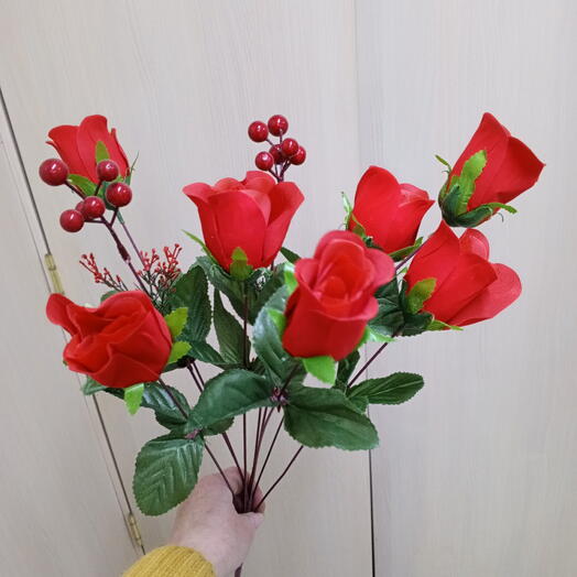 Розы с ягодками( искусственные цветы)