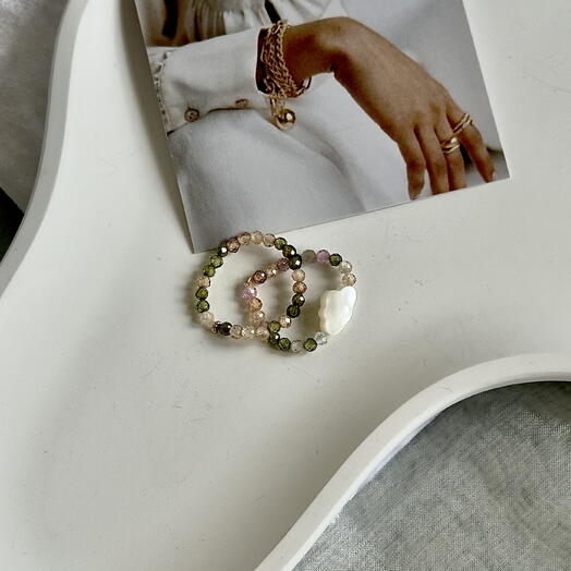 Цирконы с перламутровым облачком