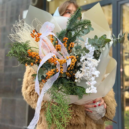 Зимний хвойный букет с кипарисом, илексом и аспарагусом