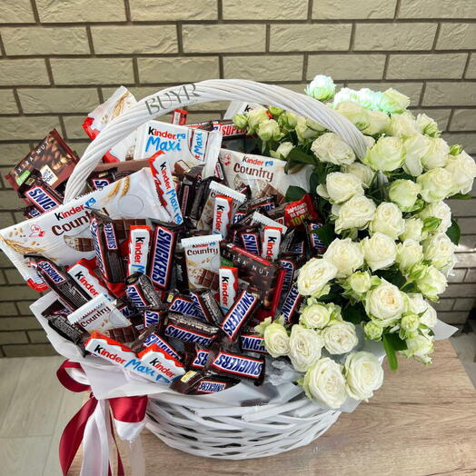 Корзина с конфетами и цветами