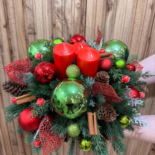 Новогодняя композиция со свечами в красно- зеленой гамме