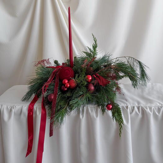 Композиция новогодняя со свечой из хвои и елочных игрушек