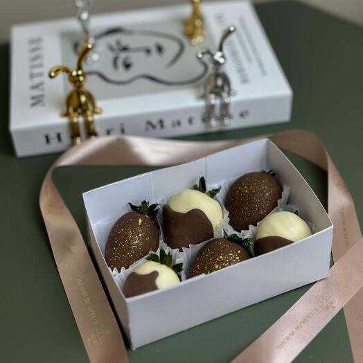 Клубника в бело-молочном шоколаде