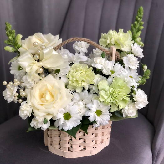 Нежная бело-фисташковая карзиночка