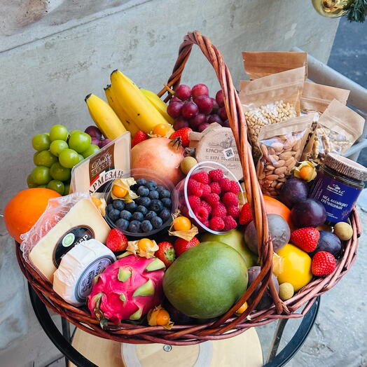 Ассорти фруктовая ягодная продуктовач корзина с красной икрой «Наслаждение»