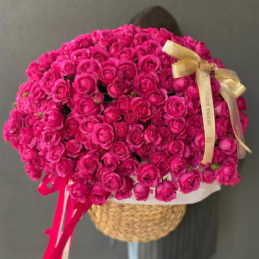 Корзина с кустовыми розами «Идеальный подарок» Flower Lab