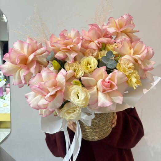 Композиция в кашпо из французских роз