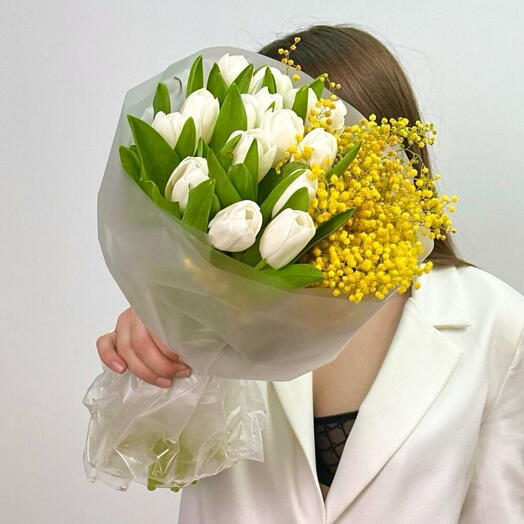 Весенний Букет мимозы и белых тюльпанов