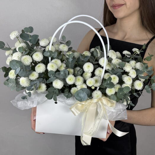 Композиция с хризантемой и эвкалиптом в сумочке