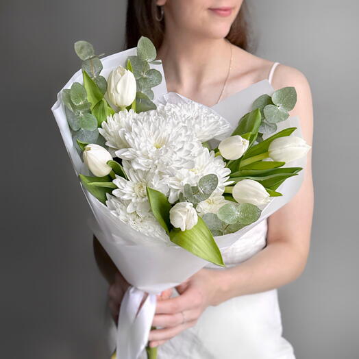 Стильный букет белые тюльпаны, кустовая хризантема и эвкалипт