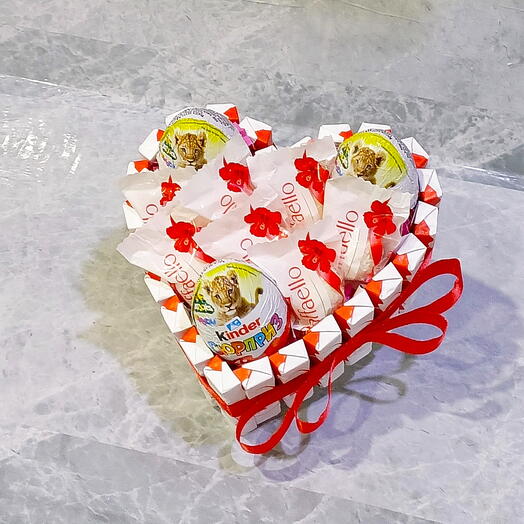 Сердце из шоколада с конфетами